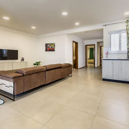 New Two Bedroom Fl 8