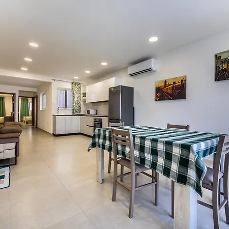 New Two Bedroom Fl 8 *